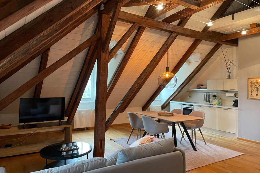 Offener Wohnbereich mit historischen Dachbalken – 2-Zimmer Wohnung zur Kurzzeitmiete, Wohnen auf Zeit 1 bis 6 Monate, Salzburg