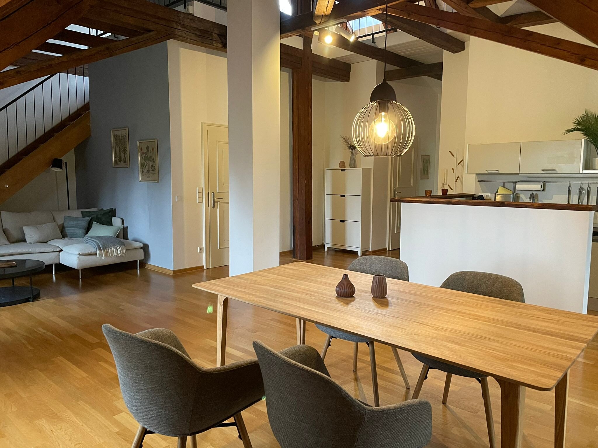 Open living & dining area with wooden beams, 2-room apartment for short-term rental & temporary housing 1–6 months, Salzburg