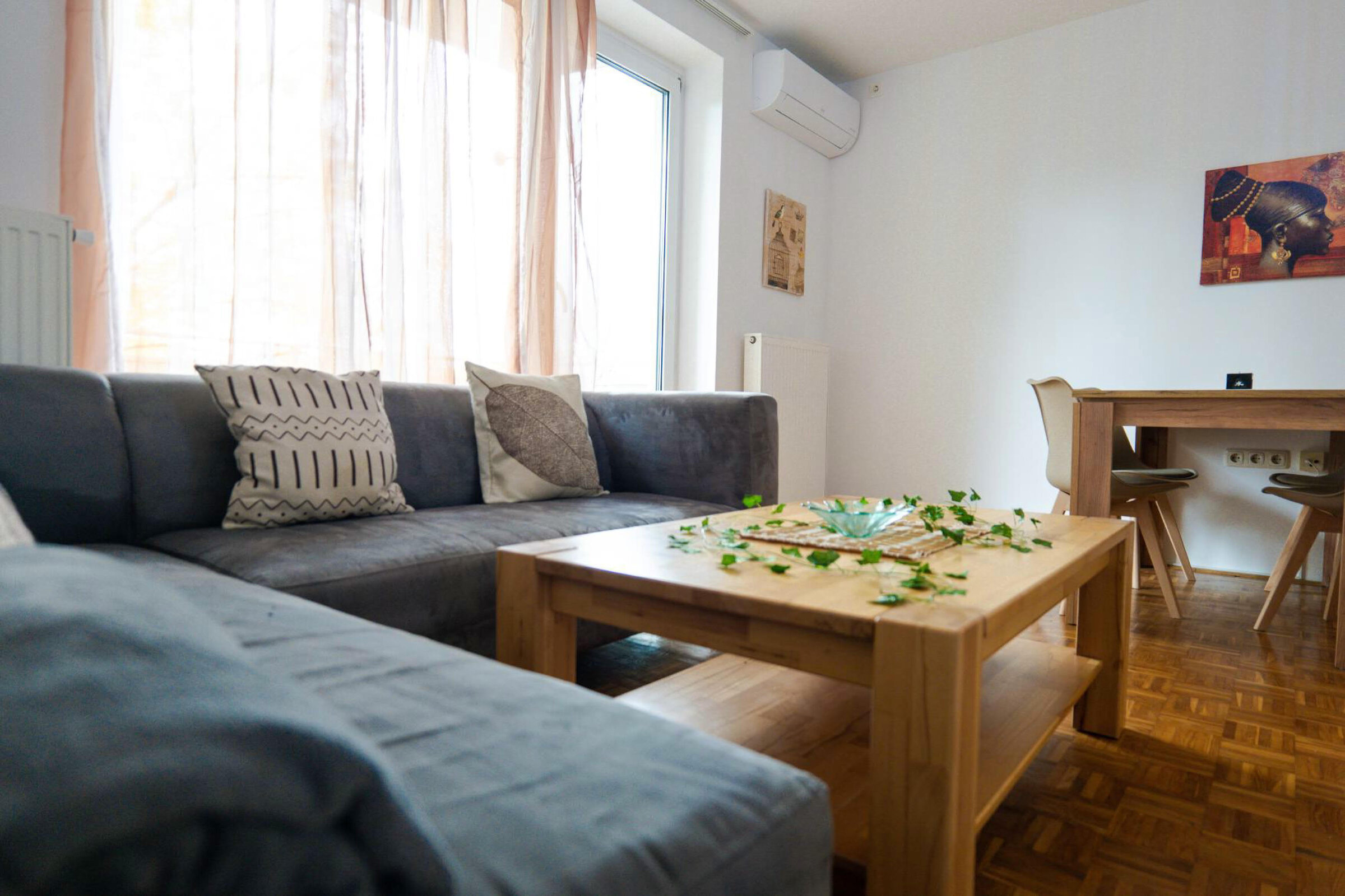 Bright living room with sofa & wood table – 3-room apartment, short-term rental, temporary housing 1 to 6 months, Linz