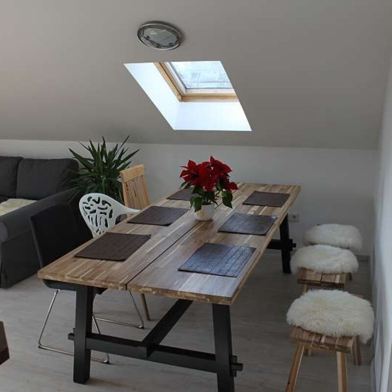 Bright dining & living area: 3-room apartment, natural wood table – short-term rental & temporary housing Graz, 1–6 months