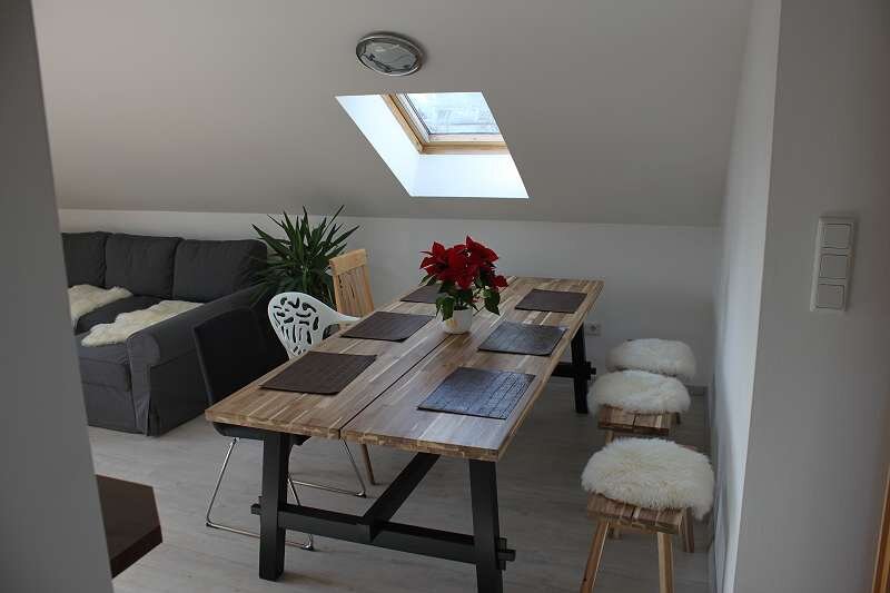 Bright dining & living area: 3-room apartment, natural wood table – short-term rental & temporary housing Graz, 1–6 months
