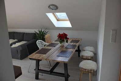 Bright dining & living area: 3-room apartment, natural wood table – short-term rental & temporary housing Graz, 1–6 months