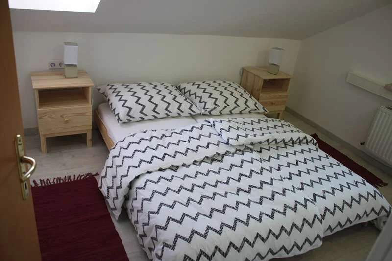 Schlafzimmer mit Doppelbett