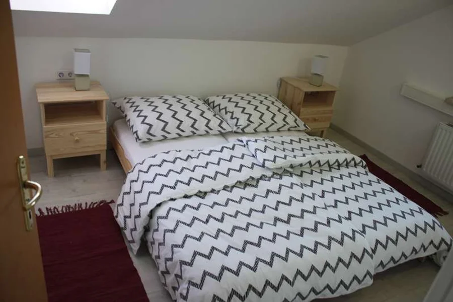 Schlafzimmer mit Doppelbett