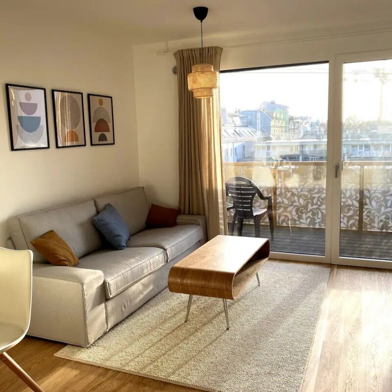 Bright living room with balcony – 2-room apartment, short-term rental, temporary housing for 1 to 6 months in Vienna