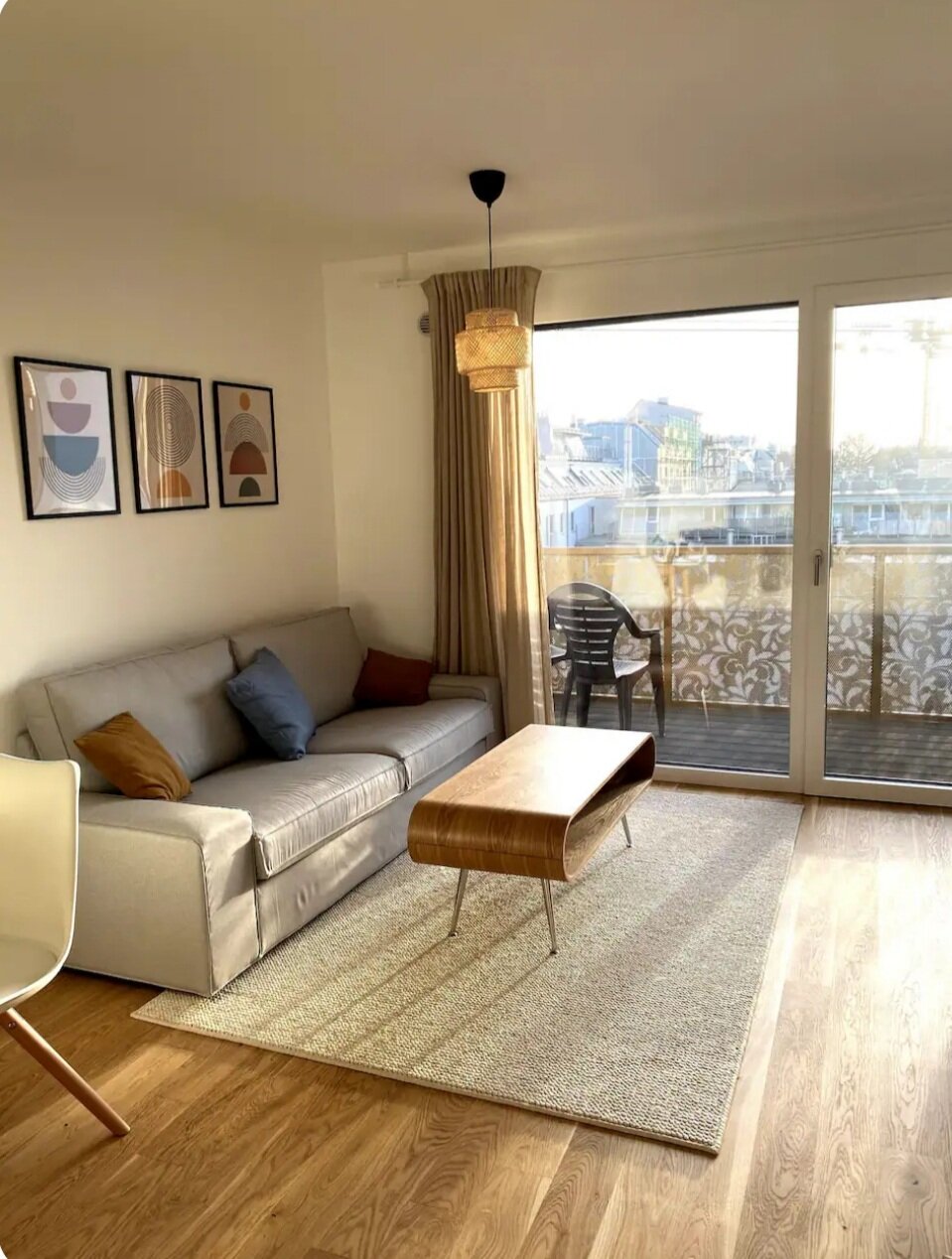 Bright living room with balcony – 2-room apartment, short-term rental, temporary housing for 1 to 6 months in Vienna