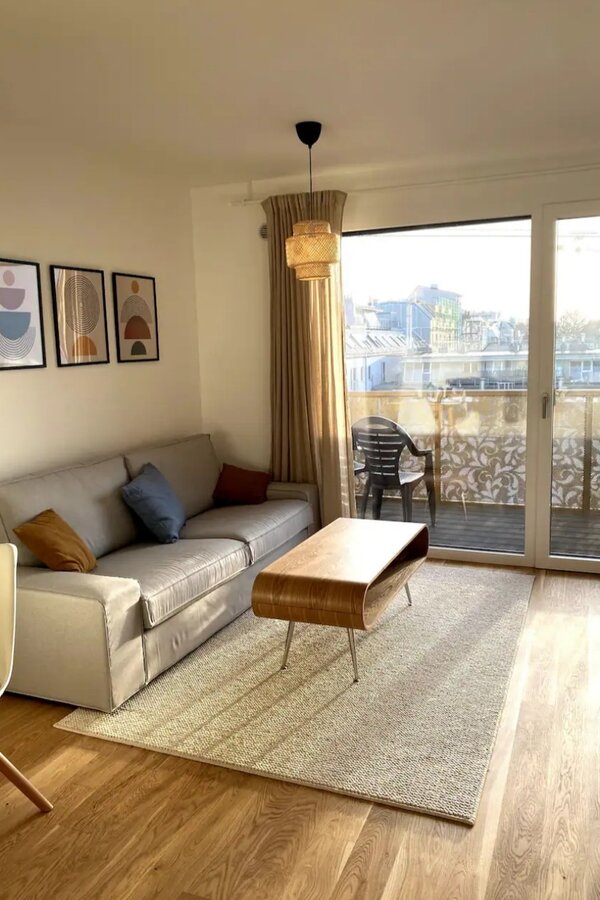 Bright living room with balcony – 2-room apartment, short-term rental, temporary housing for 1 to 6 months in Vienna