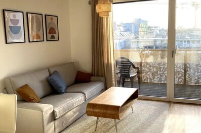 Helles Wohnzimmer mit Balkon – 2-Zimmer Wohnung zur Kurzzeitmiete, Wohnen auf Zeit für 1 bis 6 Monate in Wien