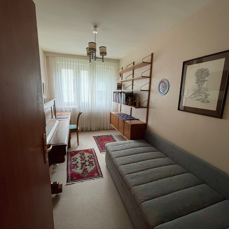 Kabinett mit Schreibtisch und Bett