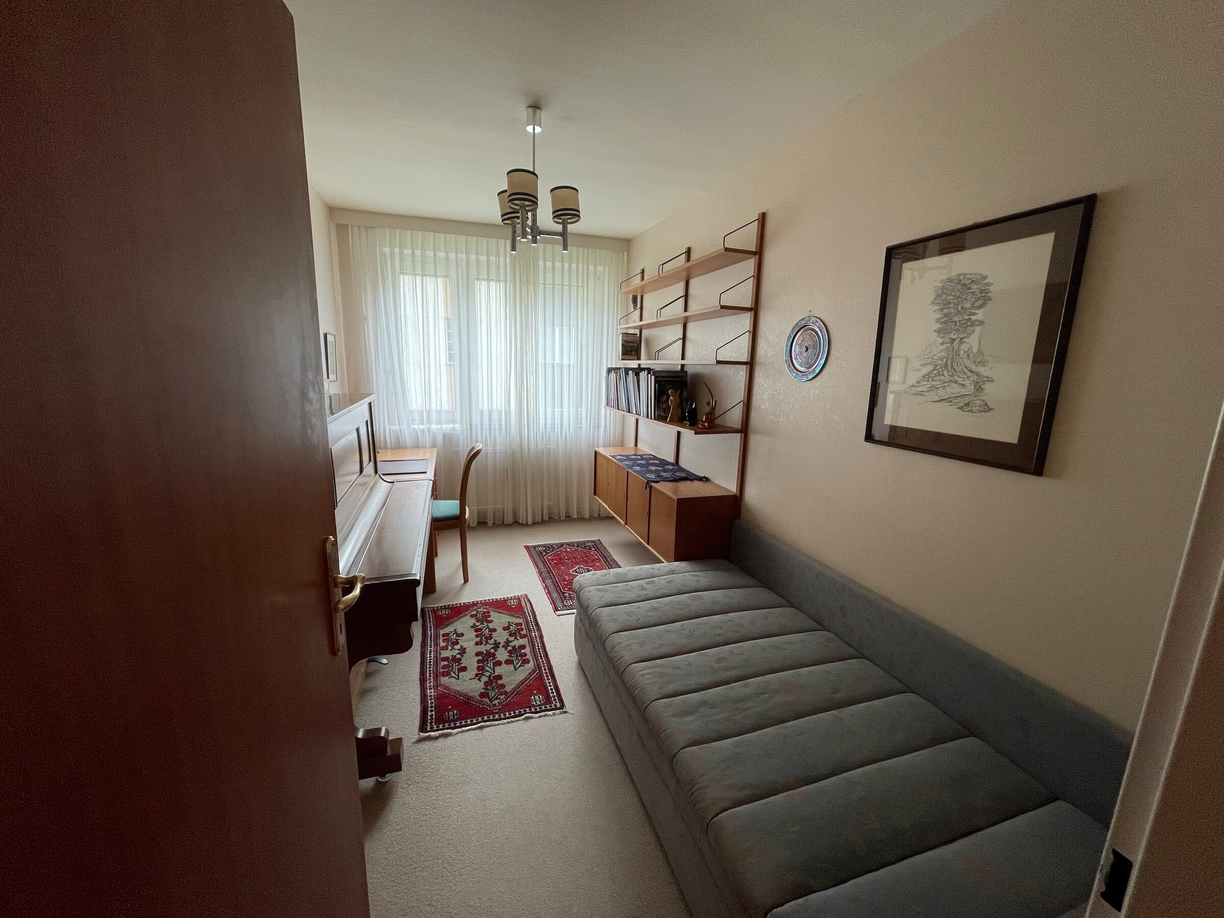 Kabinett mit Schreibtisch und Bett