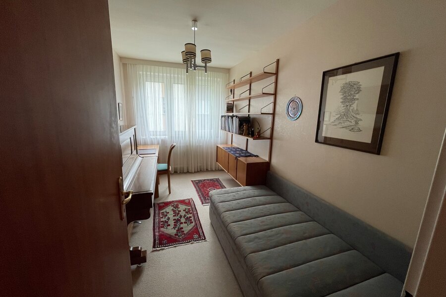 Kabinett mit Schreibtisch und Bett