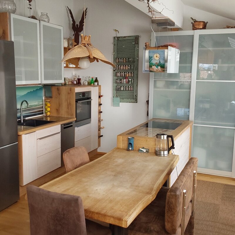 Open wood kitchen with dining table – 2-room apartment, short-term rental in Wals-Viehhausen, temporary housing for 1 to 6 months