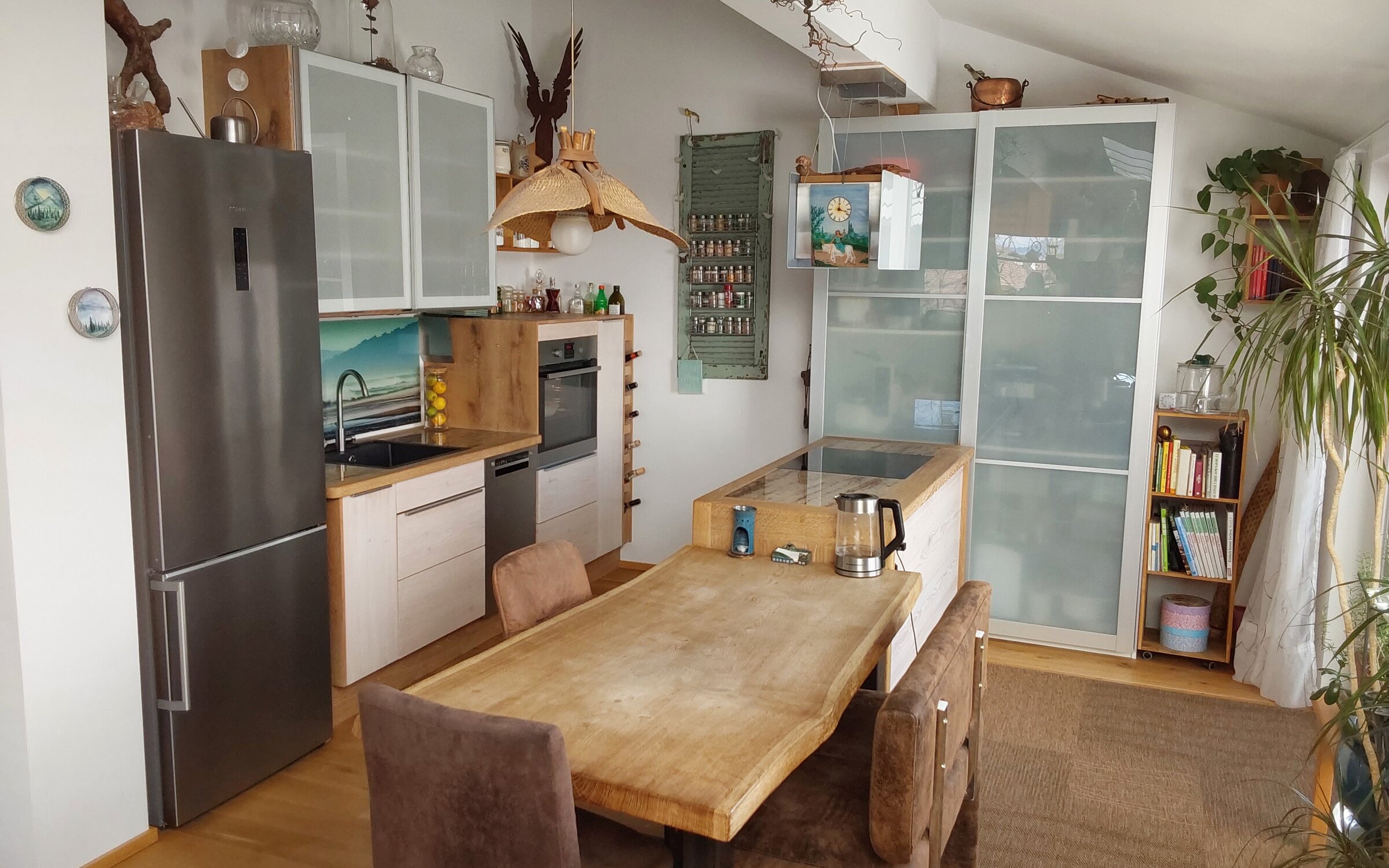 Open wood kitchen with dining table – 2-room apartment, short-term rental in Wals-Viehhausen, temporary housing for 1 to 6 months