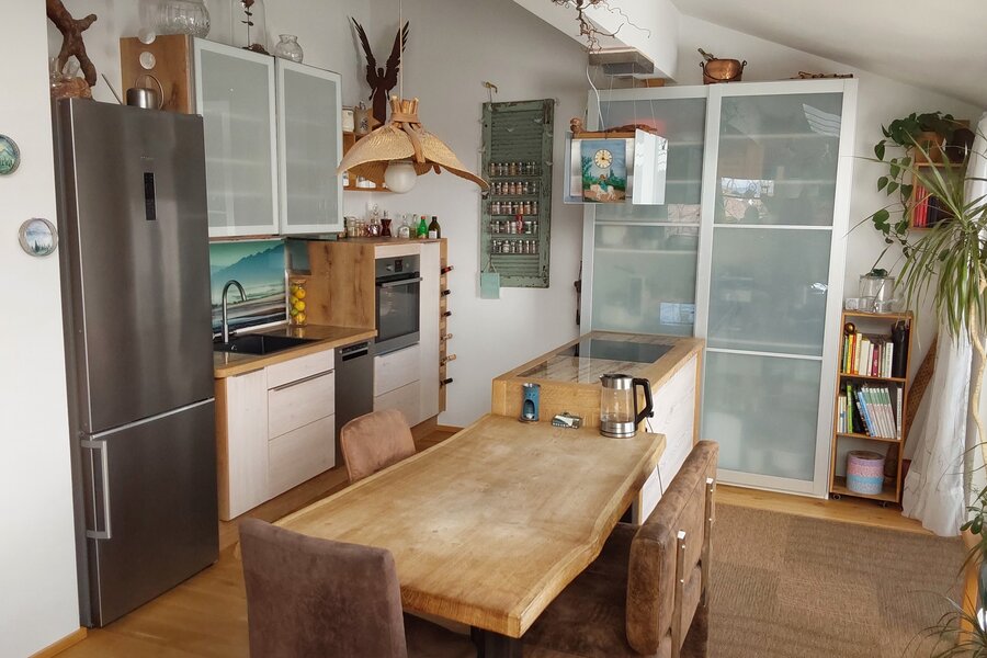 Open wood kitchen with dining table – 2-room apartment, short-term rental in Wals-Viehhausen, temporary housing for 1 to 6 months
