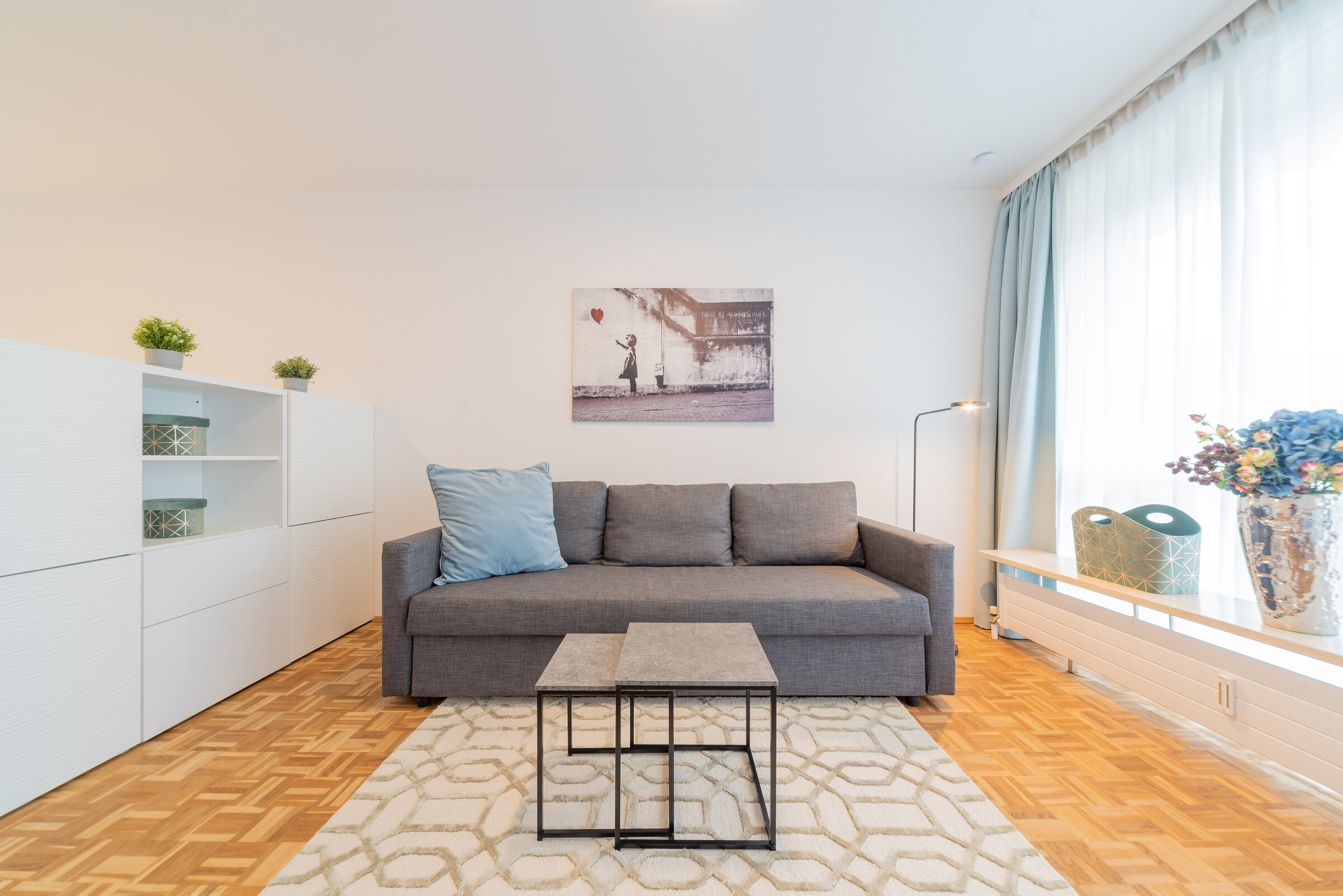 Bright living room with sofa & modern style – 1-room apartment, short-term rental, temporary housing for 1 to 6 months, Salzburg
