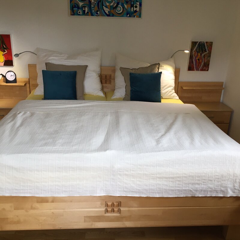 gemütliches großes Doppelbett