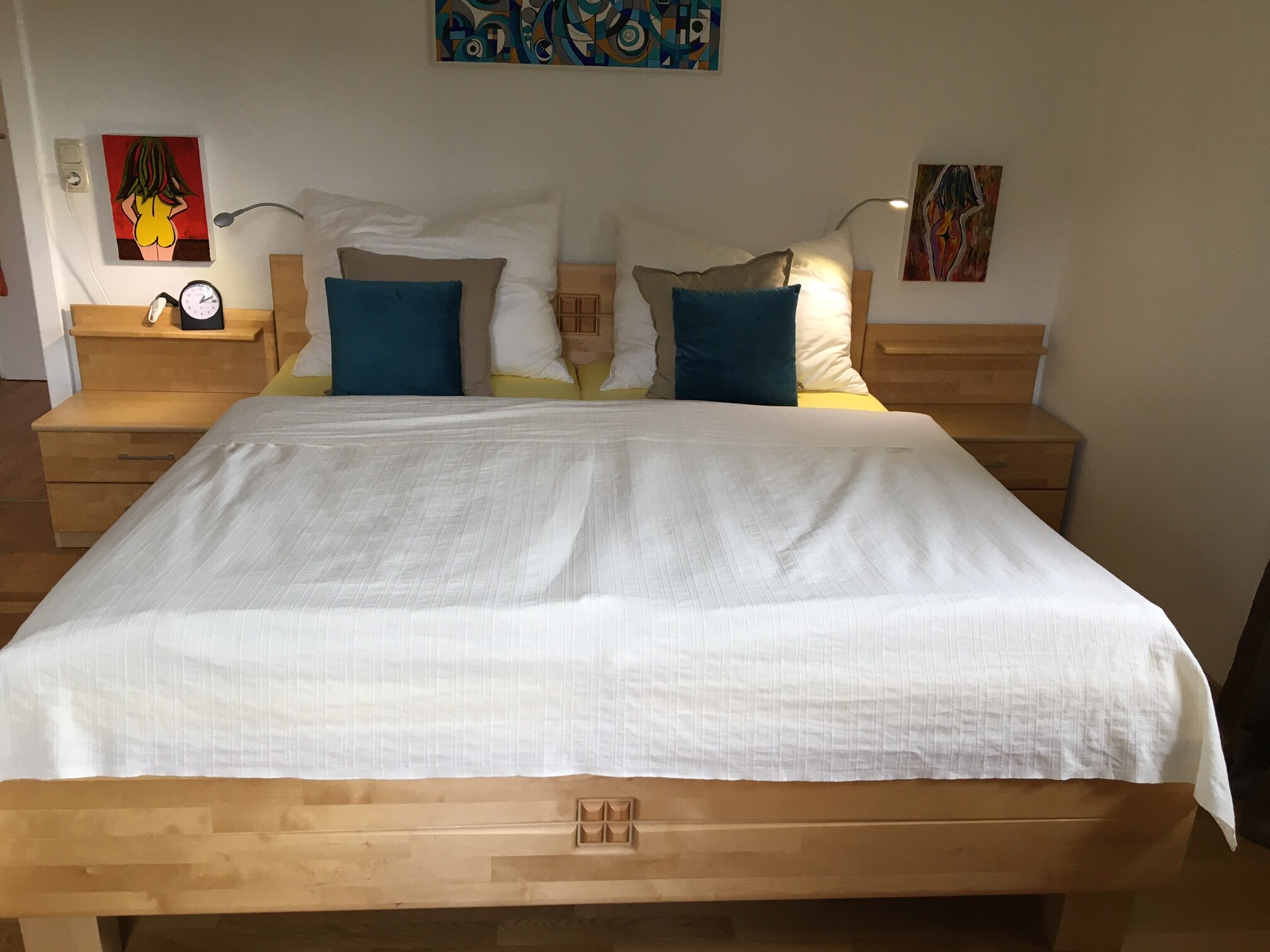 gemütliches großes Doppelbett