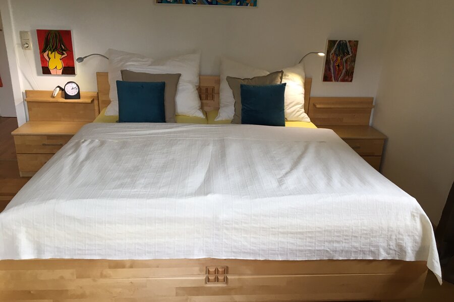 gemütliches großes Doppelbett
