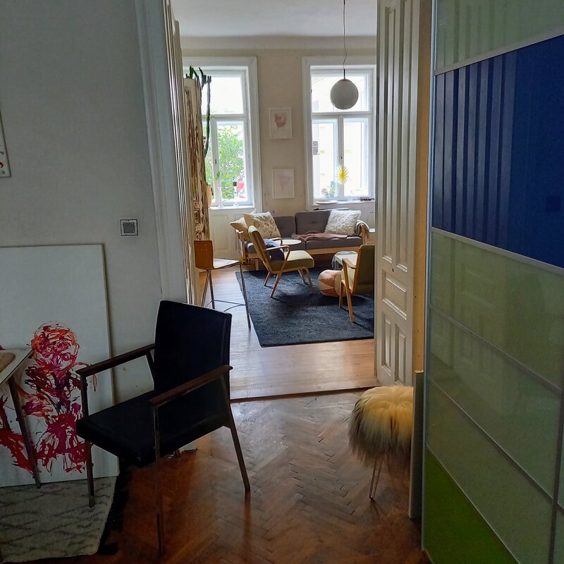 Schlafzimmer m 2 einzelbetten grosser Garderobe schrank