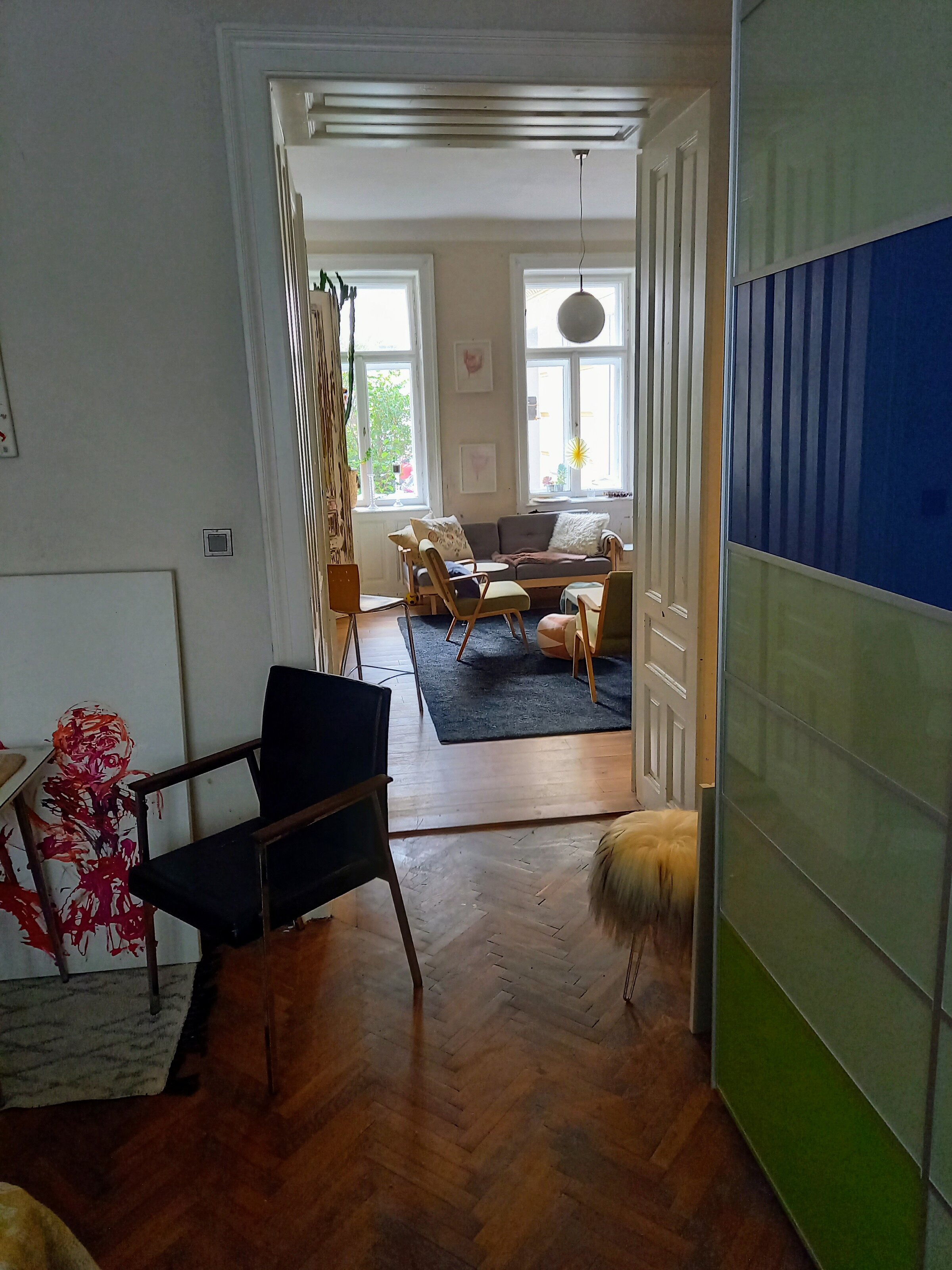 Schlafzimmer m 2 einzelbetten grosser Garderobe schrank