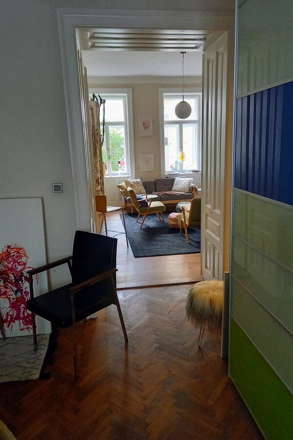 Schlafzimmer m 2 einzelbetten grosser Garderobe schrank