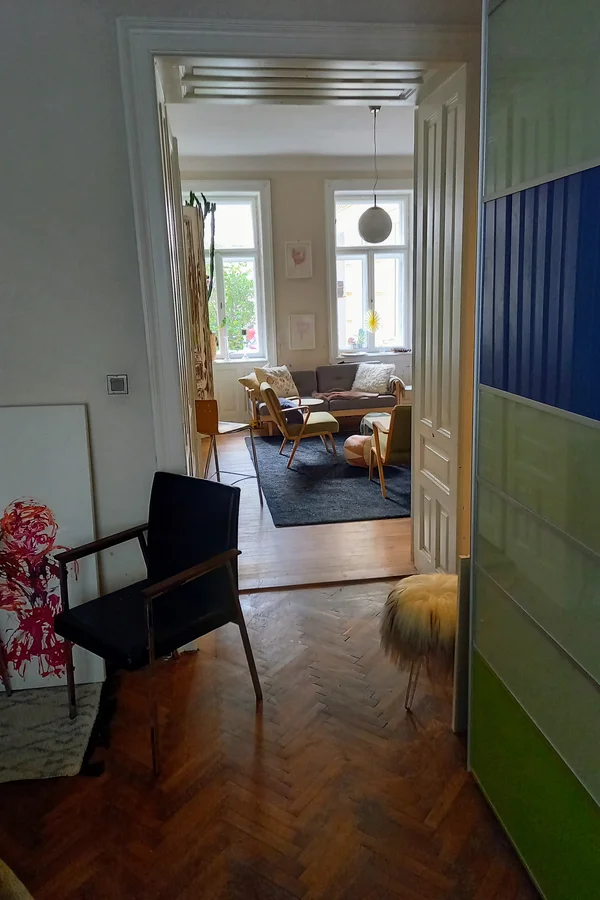 Schlafzimmer m 2 einzelbetten grosser Garderobe schrank