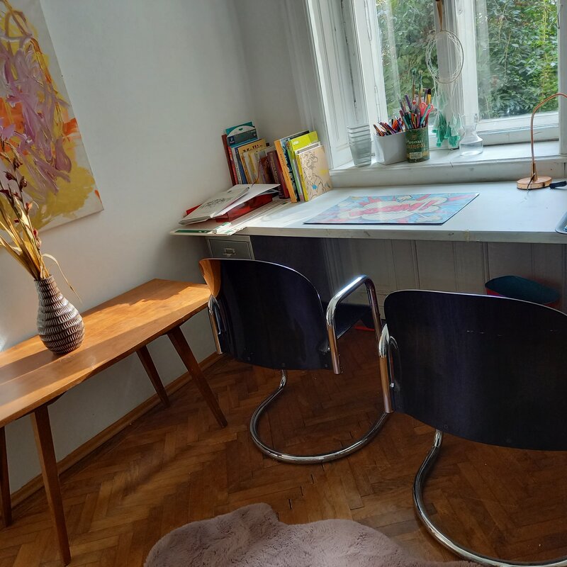 Schreibtisch gartenblick Sofa buchregal