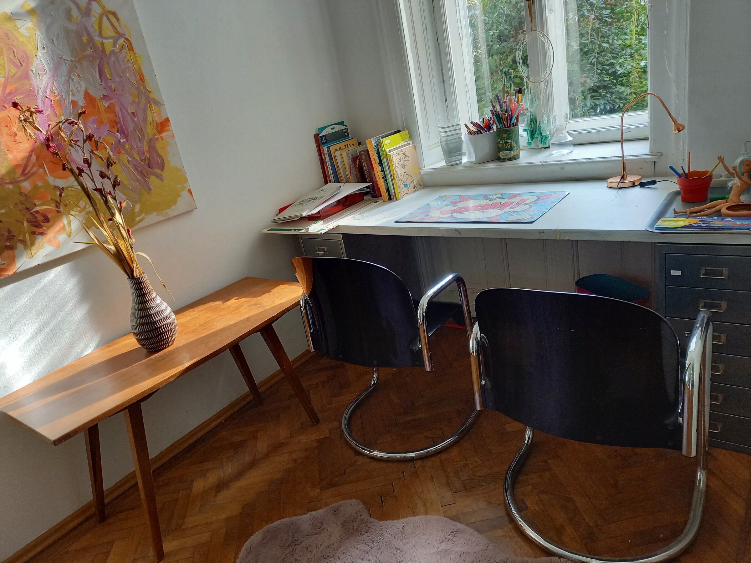 Schreibtisch gartenblick Sofa buchregal