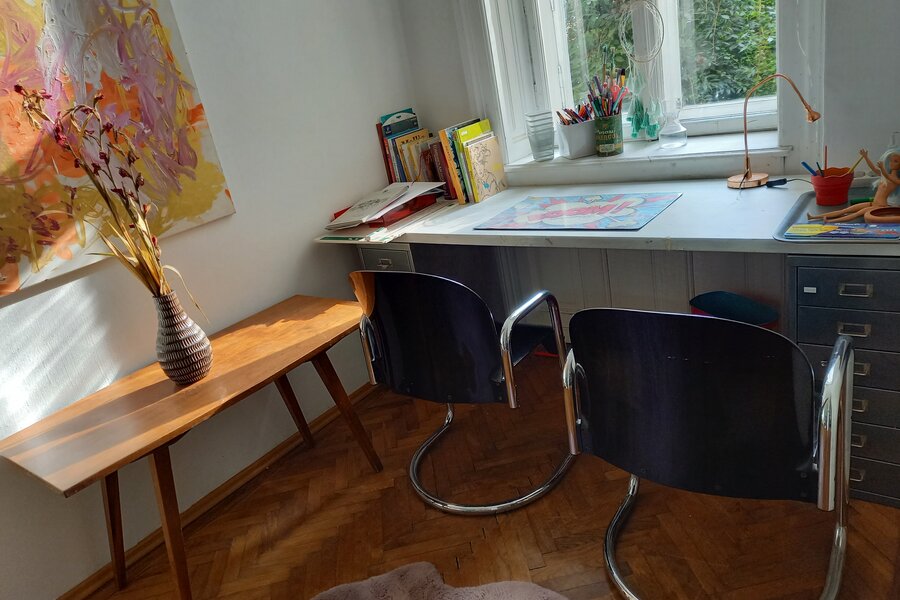 Schreibtisch gartenblick Sofa buchregal