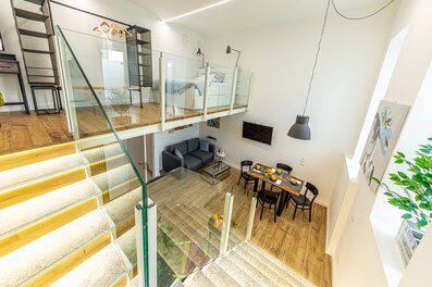 Modernes Loft mit Galerie & Glasgeländer – 1-Zimmer Wohnung zur Kurzzeitmiete, Wohnen auf Zeit 1–6 Monate, Wien