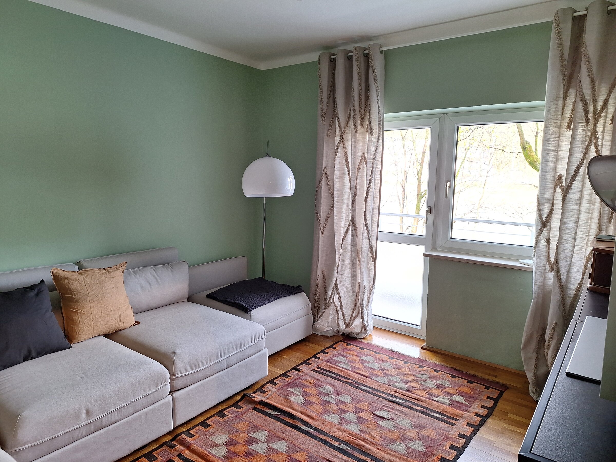 Geräumiges Wohnzimmer mit ausziehbarer Schlafcouch