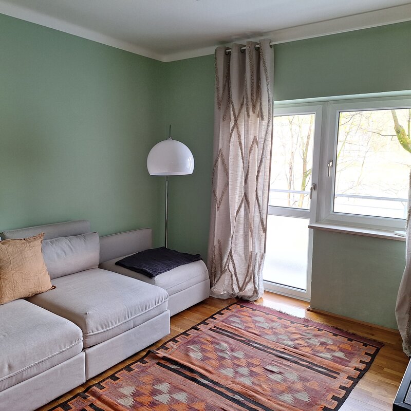 Wohnzimmer mit Schlafcouch, HiFi und TV-Anlage