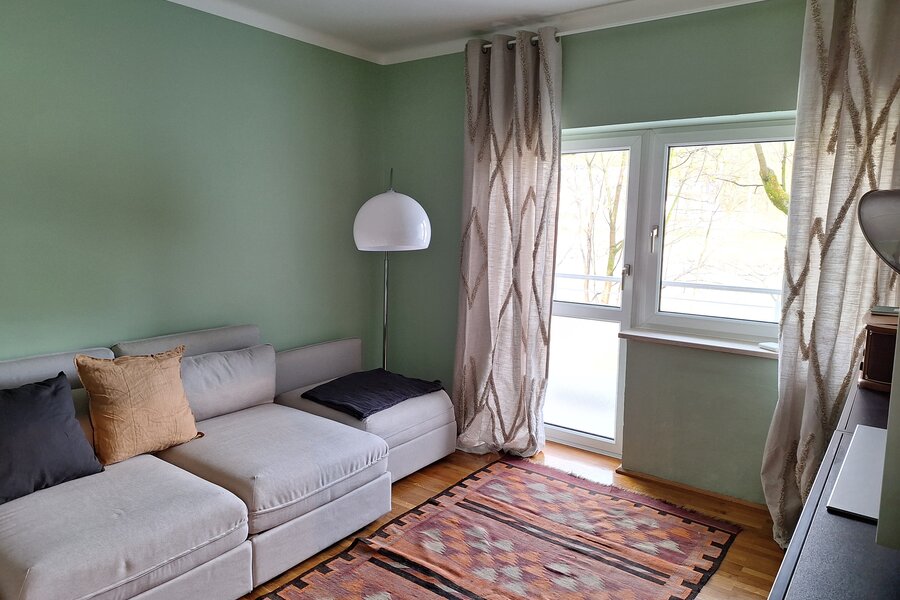 Wohnzimmer mit Schlafcouch, HiFi und TV-Anlage