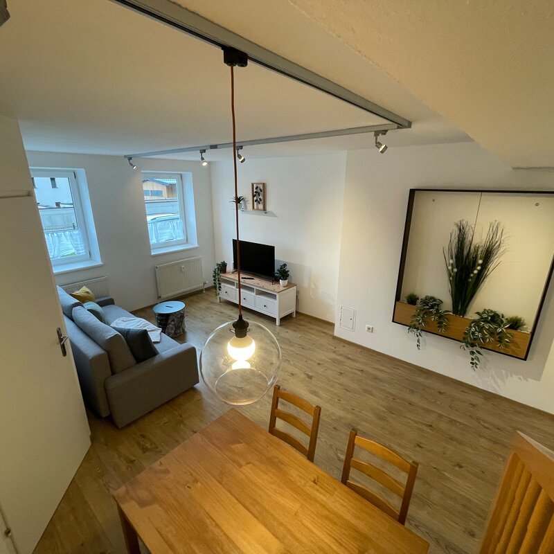 Helles Wohnzimmer mit Esstisch – 2-Zimmer Wohnung für Kurzzeitmiete & Wohnen auf Zeit, 1 bis 6 Monate, Salzburg