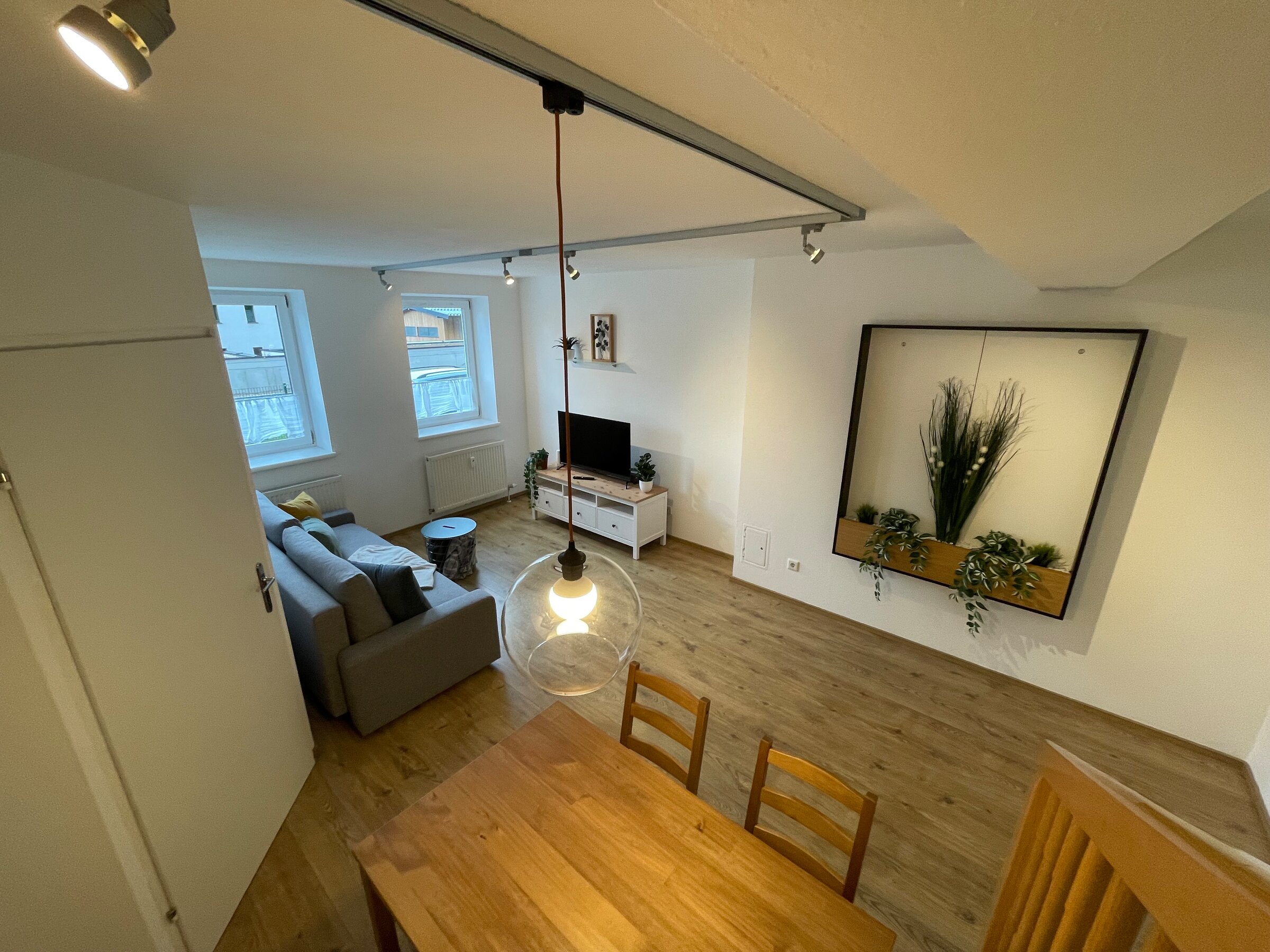 Helles Wohnzimmer mit Esstisch – 2-Zimmer Wohnung für Kurzzeitmiete & Wohnen auf Zeit, 1 bis 6 Monate, Salzburg