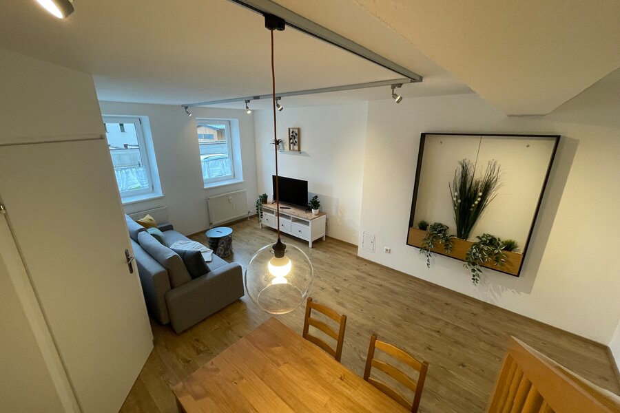 Helles Wohnzimmer mit Esstisch – 2-Zimmer Wohnung für Kurzzeitmiete & Wohnen auf Zeit, 1 bis 6 Monate, Salzburg