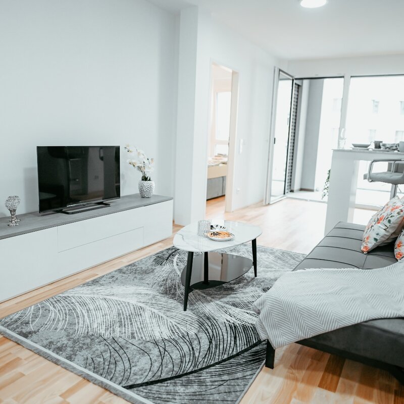 Blick aus der Ecke des Sofas auf die Kommode mit dem TV | © All rights reserved