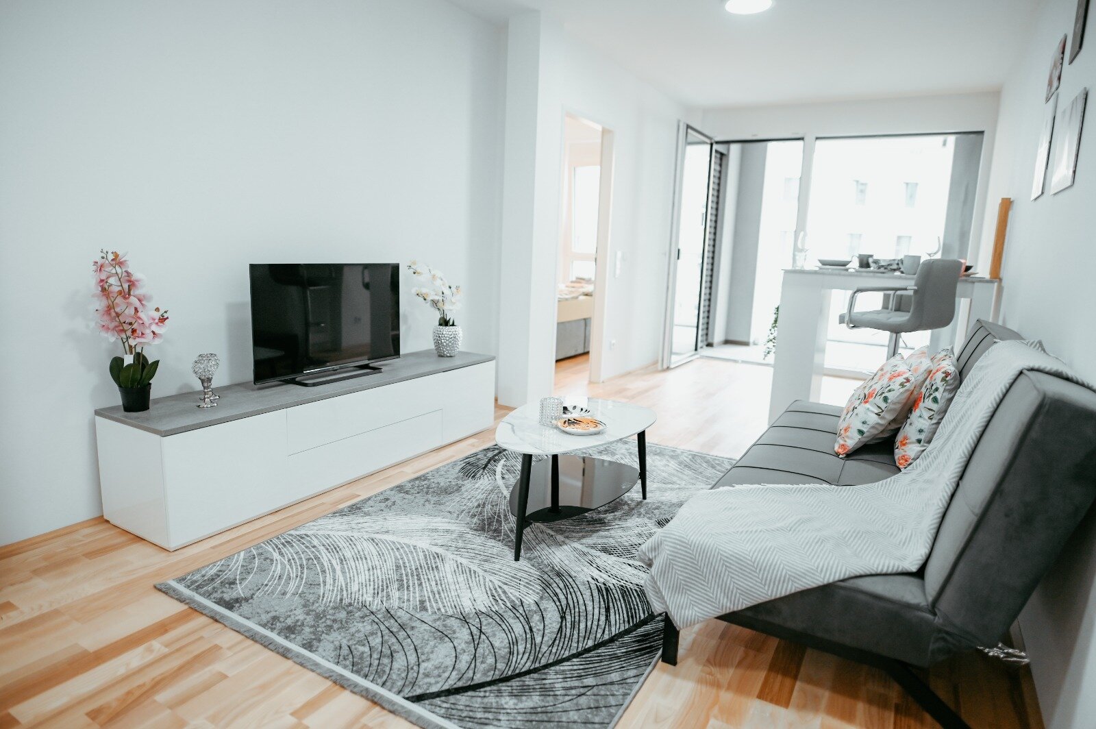 Blick aus der Ecke des Sofas auf die Kommode mit dem TV | © All rights reserved