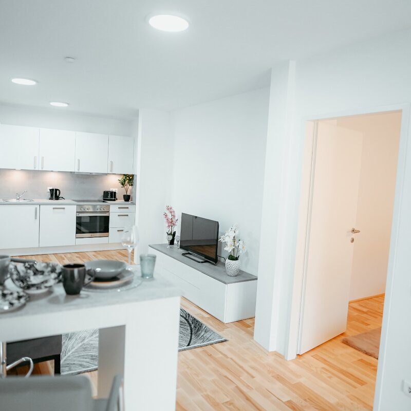 Wohnzimmer im eleganten Stil eingerichtet und mit Küche | © All rights reserved