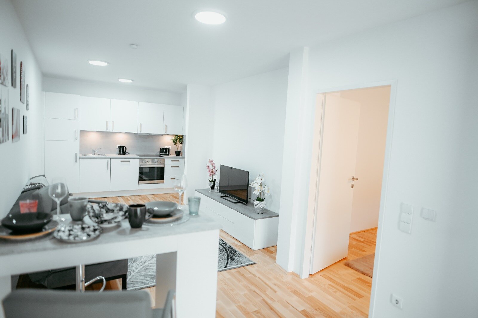 Wohnzimmer im eleganten Stil eingerichtet und mit Küche | © All rights reserved