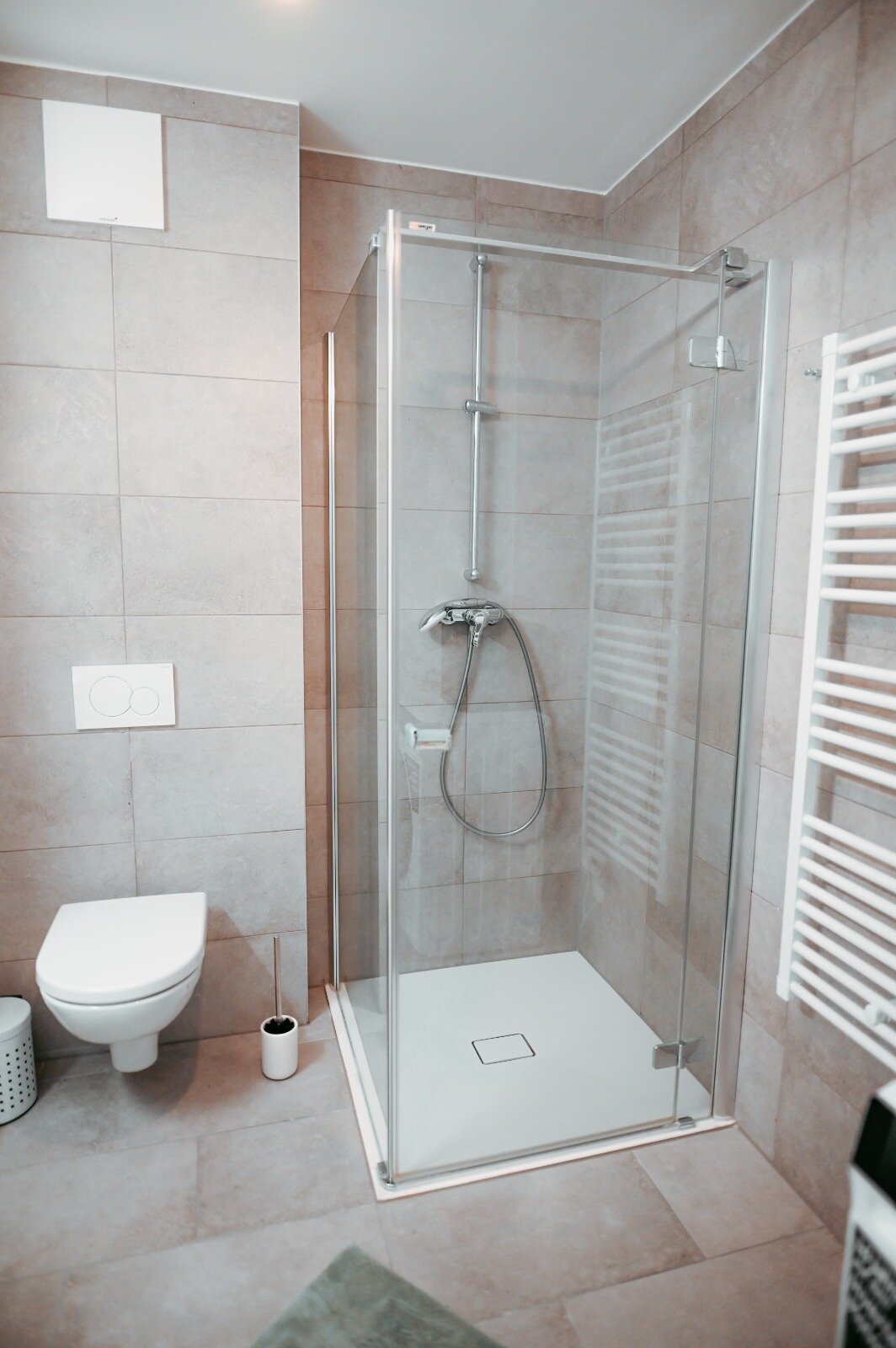 Badezimmer mit modernem Stil, geräumige Dusche | © All rights reserved