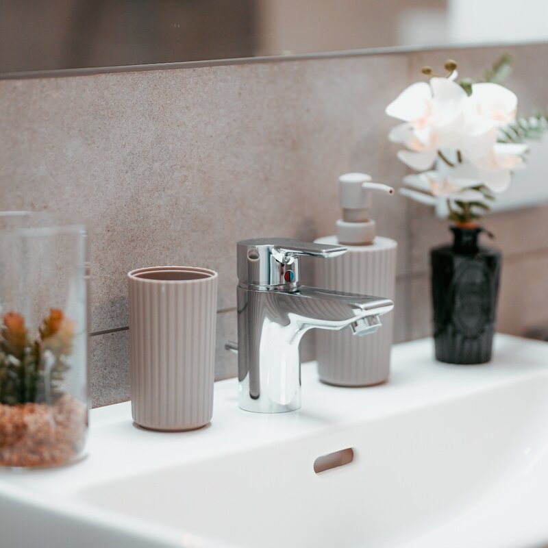 Waschbecken mit großem Spiegel | © All rights reserved