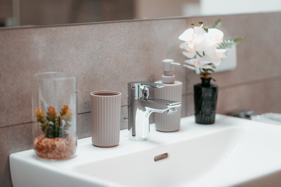 Waschbecken mit großem Spiegel | © All rights reserved