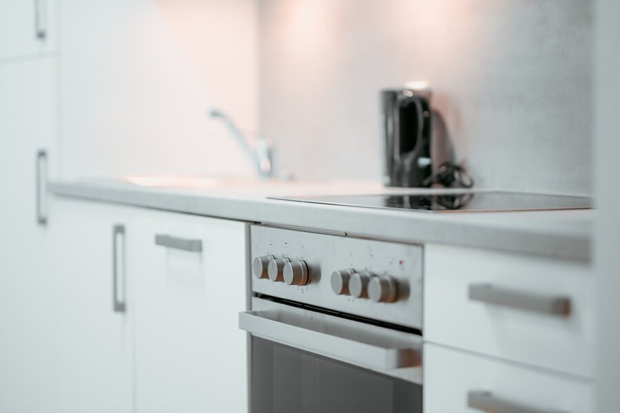 Kitchen with a stove, dishwasher, and coffee machine | © All rights reserved