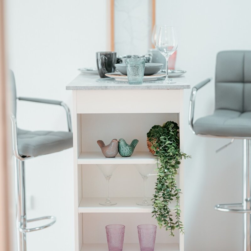 Bartisch mit Dekoration zum Sitzen und Essen | © All rights reserved