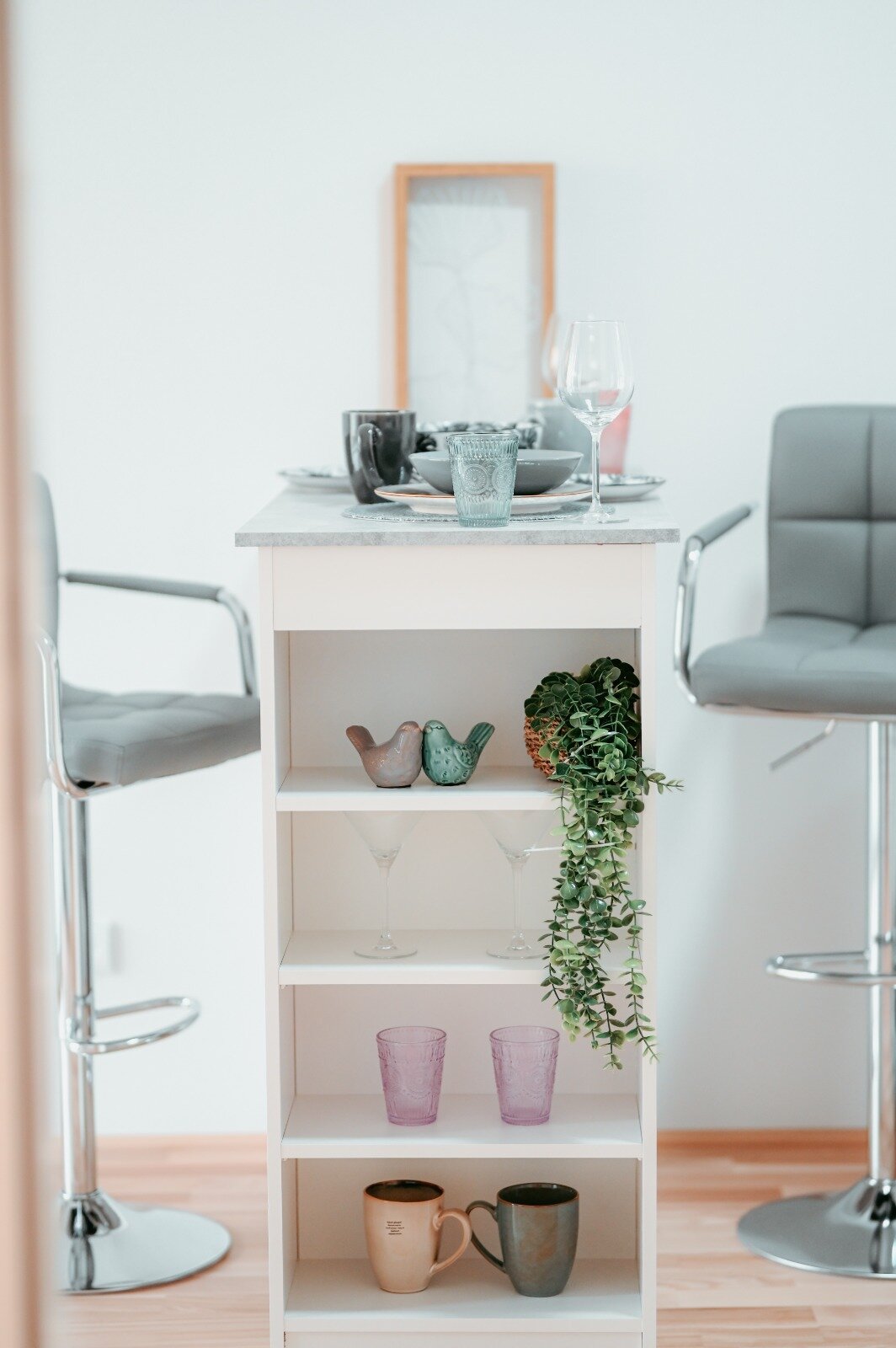 Bartisch mit Dekoration zum Sitzen und Essen | © All rights reserved