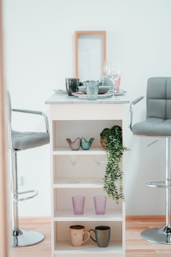 Bartisch mit Dekoration zum Sitzen und Essen | © All rights reserved