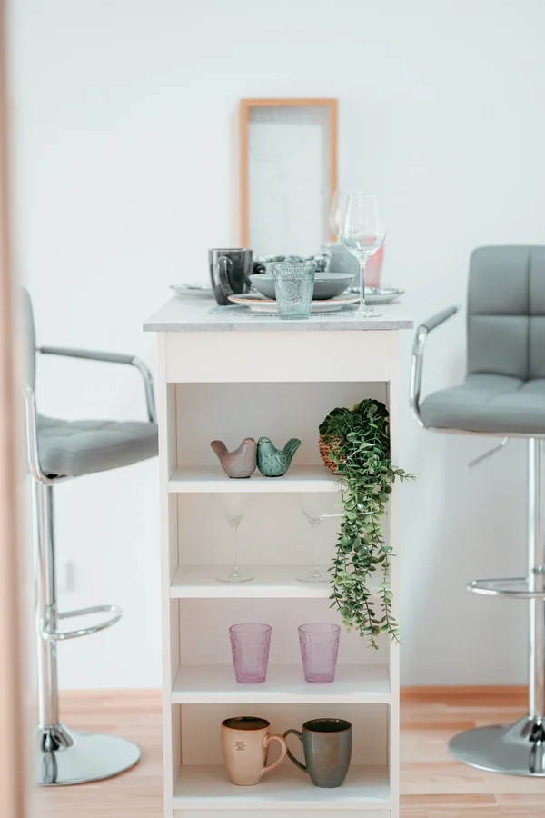 Bartisch mit Dekoration zum Sitzen und Essen | © All rights reserved