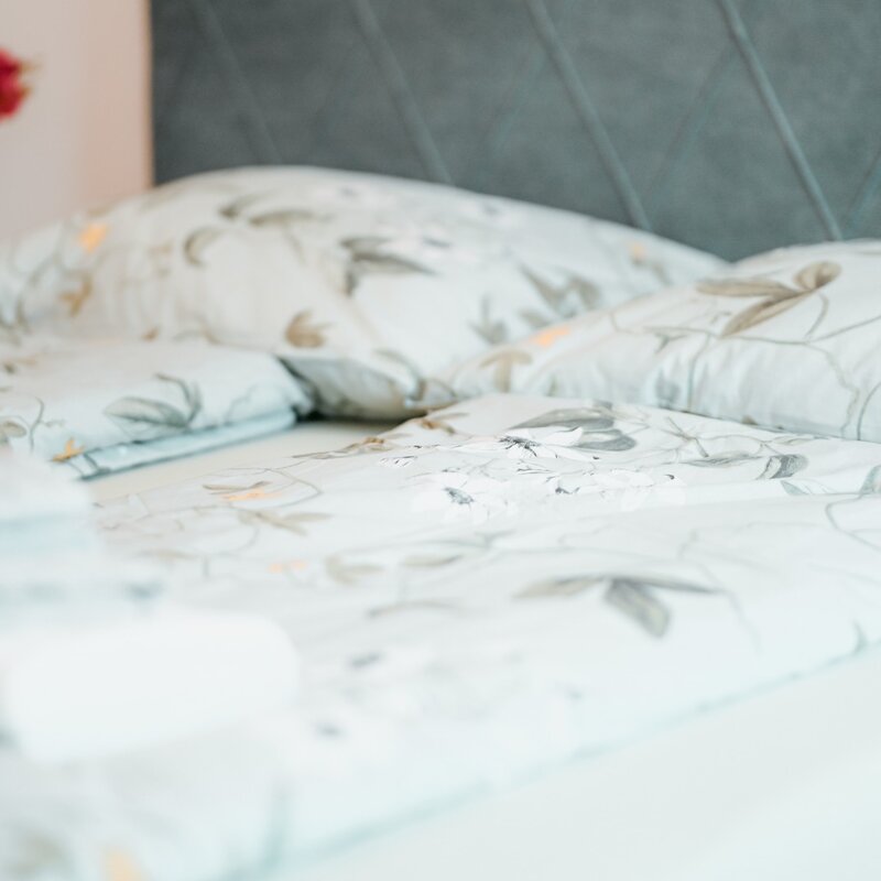 Großes Doppelbett, ausgestattet mit Bettwäsche in fröhlichen Farben, aus Baumwolle, für einen komfortablen Schlaf. | © All rights reserved