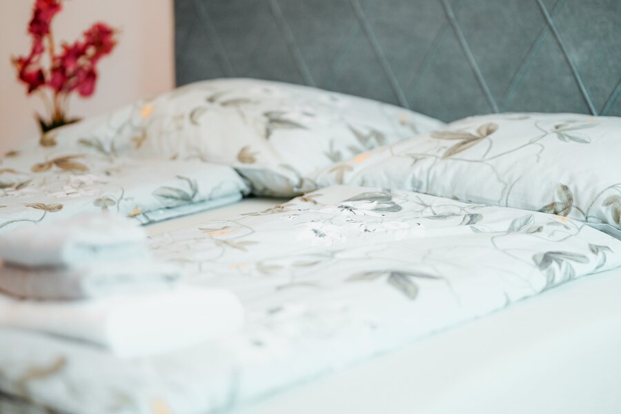 Großes Doppelbett, ausgestattet mit Bettwäsche in fröhlichen Farben, aus Baumwolle, für einen komfortablen Schlaf. | © All rights reserved